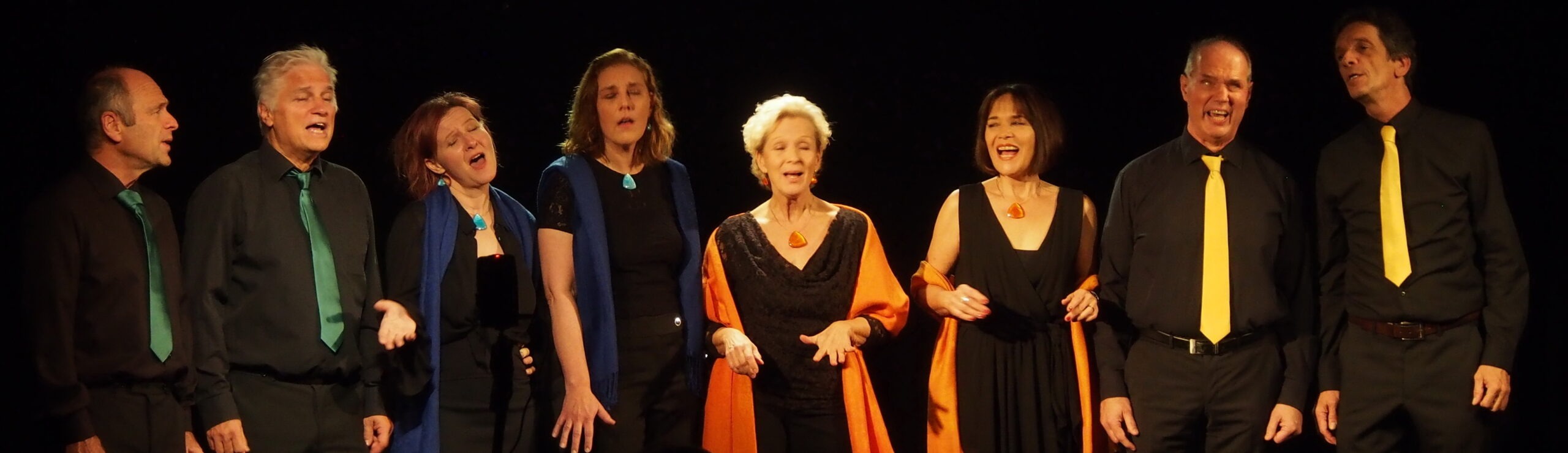 Gruppe auf der Bühne, amerikanische Einstellung