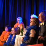 Gruppe an den Tischen