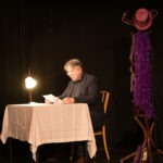 Alfred Pfeifer am Tisch