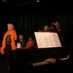 Susanne mit anderen (im Hintergrund)