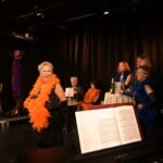 Susanne mit anderen im Hintergrund