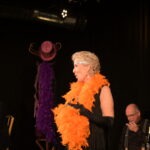 Susanne mit Edwin im Hintergrund